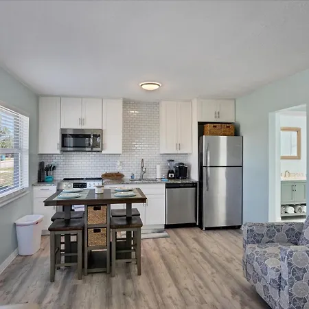 1 Bedroom Heated Pool, 1 Mile Direct Gulf Access, Great Location, Dockage , Apt C